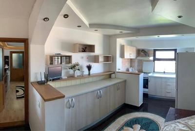 Apartament cu 3 camere semidecomandat în Central