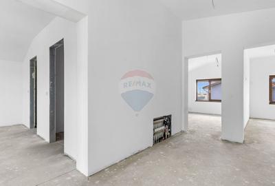 Casă cu 7 camere cu Teren 437 Mp în Livada - 11