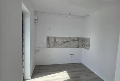 Apartament cu 3 camere semidecomandat în 1 Decembrie