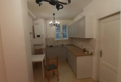 Apartament cu 4 camere decomandat în Tei