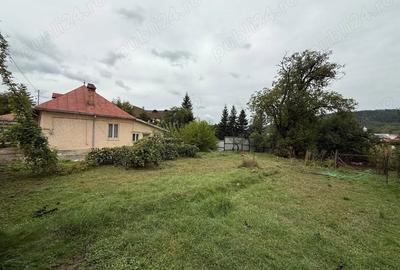 Casă cu 3 camere cu Teren 500 Mp în Central - 2