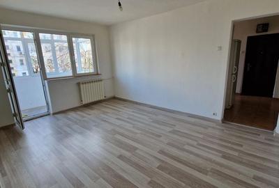 Apartament cu 3 camere semidecomandat în Craiovița Nouă