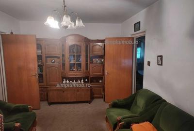 Apartament cu 3 camere semidecomandat, mobilat în Baba Novac