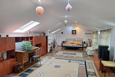 Casa Bartolomeu, pe doua nivele, stil deosebit, curte comuna - 2