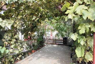 Casă cu 3 camere cu Canalizare în Central