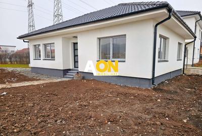 Casă individuală cu 3 camere cu Canalizare în Micești