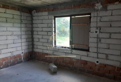 Casă cu 5 camere cu Teren 5000 Mp în Central - 2