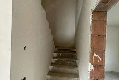 Casă cu 4 camere cu Teren 200 Mp în Luna - 13