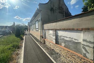 Casă cu Teren 3000 Mp în Central - 1