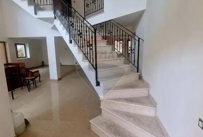 Casă cu 5 camere cu Teren 465 Mp în Dărmănești - 4