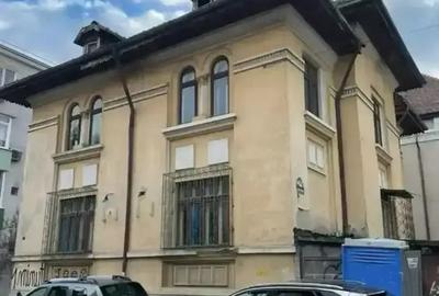 Casă cu 8 camere în 1 Mai