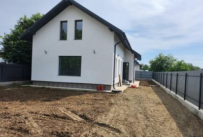 Casă cu 4 camere cu Canalizare în Traian - 2