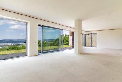 Apartament cu 3 camere semidecomandat în Europa