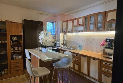 Casă cu 5 camere cu Garaj în George Enescu - 5