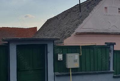 Vand casa cu teren intravilan ?i utilita?i 1701 mp