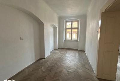 Casă cu 4 camere cu Teren 294 Mp în Central