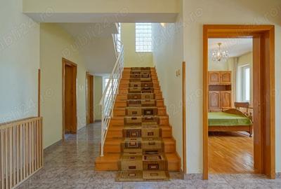 Casă cu 6 camere cu Teren 1170 Mp în Tractorul - 1