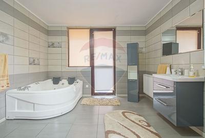 Casă cu 7 camere cu Teren 1167 Mp în Tractorul - 17