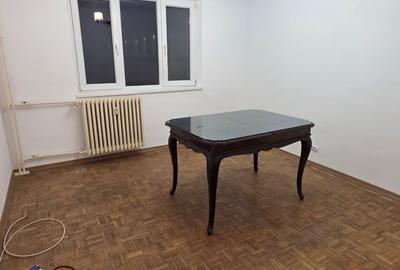 Apartament cu 4 camere semidecomandat în Berceni