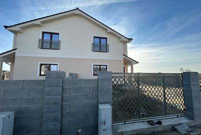 Duplex cu 4 camere cu Canalizare în Moșnița Nouă - 2