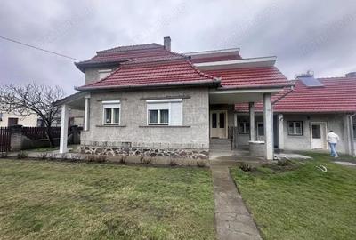 Casă cu 6 camere cu Teren 3103 Mp în Săcășeni - 1