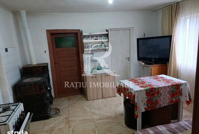 Casă cu 6 camere cu Teren 2300 Mp în Pomezeu - 8
