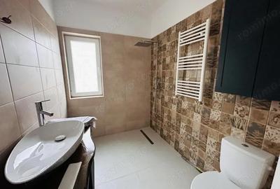 Casă cu 5 camere cu Teren 249 Mp în Roșu - 1