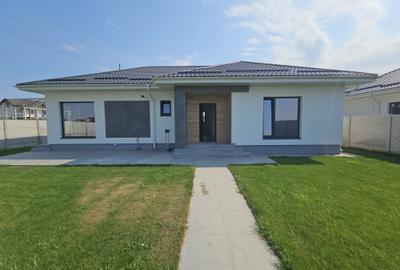 Casă individuală cu 4 camere cu Canalizare în Domnești