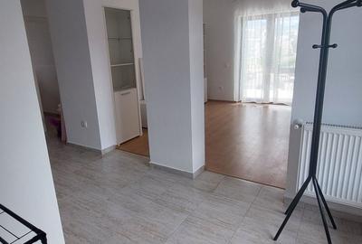 Apartament cu 3 camere decomandat în Tractorul - 1