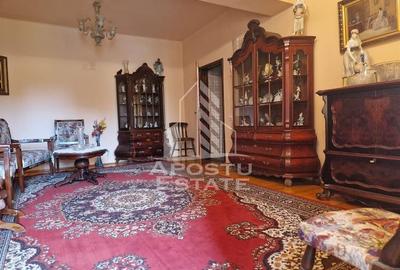 Casa familiala cu spatiu comercial si garaj P+1E+M 720 Mp