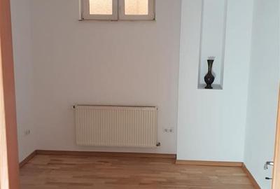 Apartament cu 3 camere semidecomandat, mobilat în Berceni - 1
