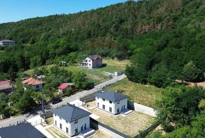 Casa de vanzare la 12 minute de Pite?ti inconjurata de natura