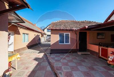 2 corpuri de casa individuale + garaj, zona linistita, Sanpetru!