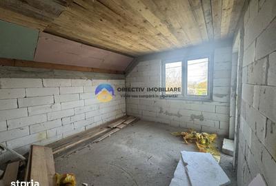 Casă cu 4 camere cu Teren 953 Mp în Girov - 1
