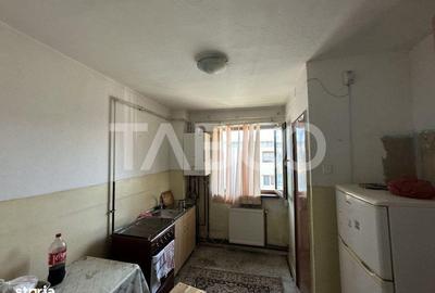 Apartament cu 3 camere semidecomandat în Central - 1