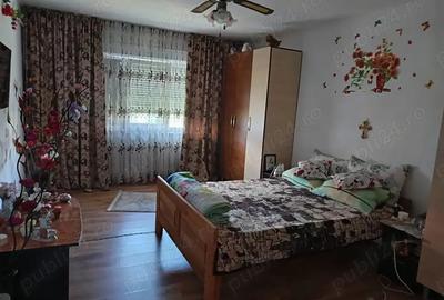 Vand sau schimb apartament cu doua camere ,decomandat ,gazul bagat pana la aragaz ,acoperi? cu autor - 2