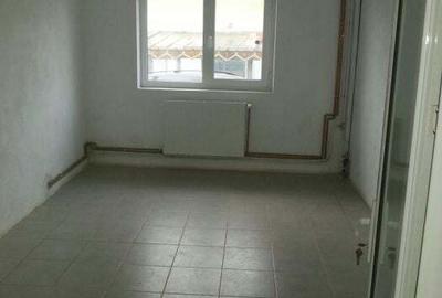Casă cu 4 camere cu Teren 2000 Mp în Văleni - 2