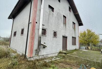 Casă cu 5 camere cu Teren 430 Mp în Țegheș - 1