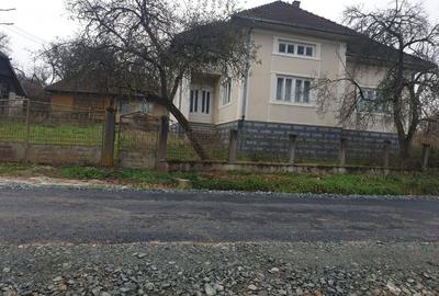 Casă cu 4 camere decomandat în Central - 2