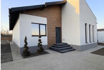 Casă cu 4 camere în Domnești