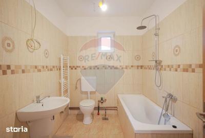 Casă cu 4 camere cu Teren 2440 Mp în Oșorhei - 1