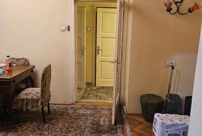 Apartament cu 3 camere semidecomandat în Calea Victoriei