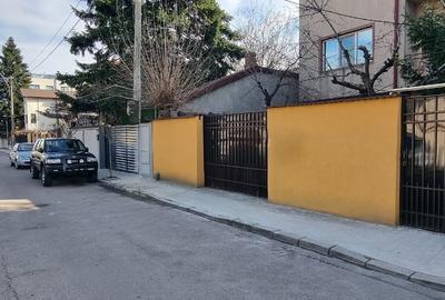 Casă individuală cu 9 camere cu Teren 244 Mp în Apărătorii Patriei - 2
