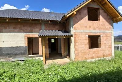 Casă cu 4 camere cu Teren 386 Mp în Micești