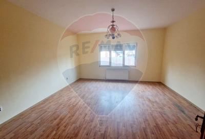 Casă individuală cu 8 camere cu Teren 536 Mp în 1 Mai - 18