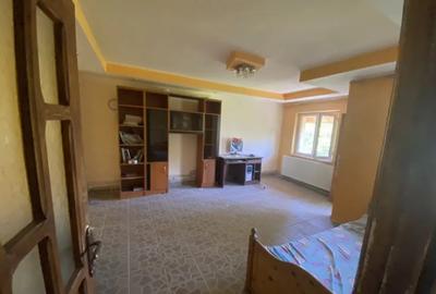 Apartament cu 3 camere decomandat în Filiași - 2