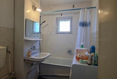 Apartament cu 3 camere decomandat în - 8