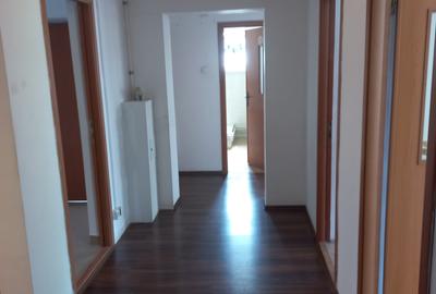 Apartament cu 5 camere decomandat în P-ța Dorobanți