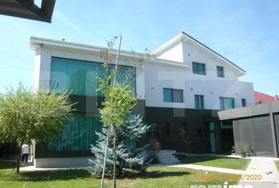 Casă cu 8 camere cu Teren 2300 Mp în Lunei - 1