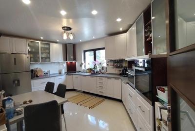 Casă cu 7 camere cu Teren 900 Mp în 1 Decembrie - 4